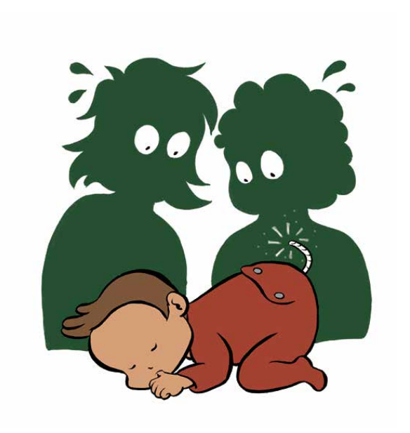 Due sagome verde scuro guardano preoccupate un neonato con una tutina arancione che dorme. Dal retro del pannolino del neonato esce una miccia accesa.